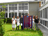 Abbildung: Foto der TeilnehmerInnen Teresa Gerstmeier, Lena Klostermeier, Ernest Schöler, Matthias Gindert, Hannah Kanitz und Nadja Gergov (v.l.n.r.) vor dem Patchway Community College Abbildung: Foto der TeilnehmerInnen Teresa Gerstmeier, Lena Klostermeier, Ernest Schöler, Matthias Gindert, Hannah Kanitz und Nadja Gergov (v.l.n.r.) vor dem Patchway Community College
