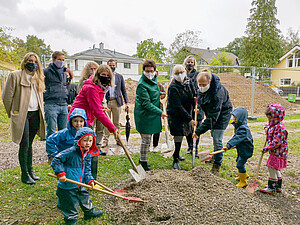 Bildinhalt: Spatenstich Waldorf-Kindergarten