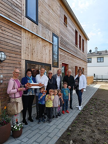 Schlüsselübergabe vor dem Waldorfkindergarten