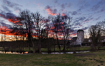 Bildinhalt: Reismühle im Sonnenuntergang