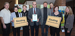 Abbildung: Foto der Übergabe der Urkunde "Fairtrade-Gemeinde Gauting". Die abgebildeten Personen von links nach rechts: Willi Rodrian, Hildegard Münstermann, Kathrin Bremer, Ludwig Groß, Gernot Struwe, Anne Franke, Petra Neugebauer, Susanne Kerley
