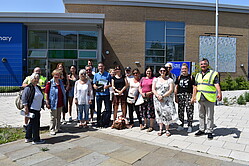 Abbildung: Gastgeber und Gäste vor der Charlton Wood Primary School