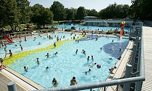 Abbildung: Ansicht des Gautinger Sommerbades während dem Badebetrieb