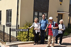 Abbildung: Teilnehmer der Gautinger Delegation vor der Gauting Road in Charlton Hayes (vlnr: Gerti Braun, Fabian Kühnel-Widmann, Christa Geigl, Fadila Babic)