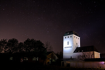 Bildinhalt: Reismühle in der Nacht