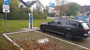 Die Elektroladesäule auf dem Rottenfußer Platz Die Elektroladesäule auf dem Rottenfußer Platz in Gautings Zentrum