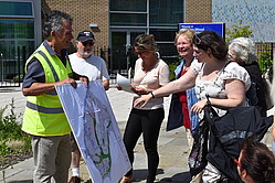 Abbildung: Vertreter der Residents Association of Charlton Hayes ReACH präsentieren städtebaulichen Aspekte