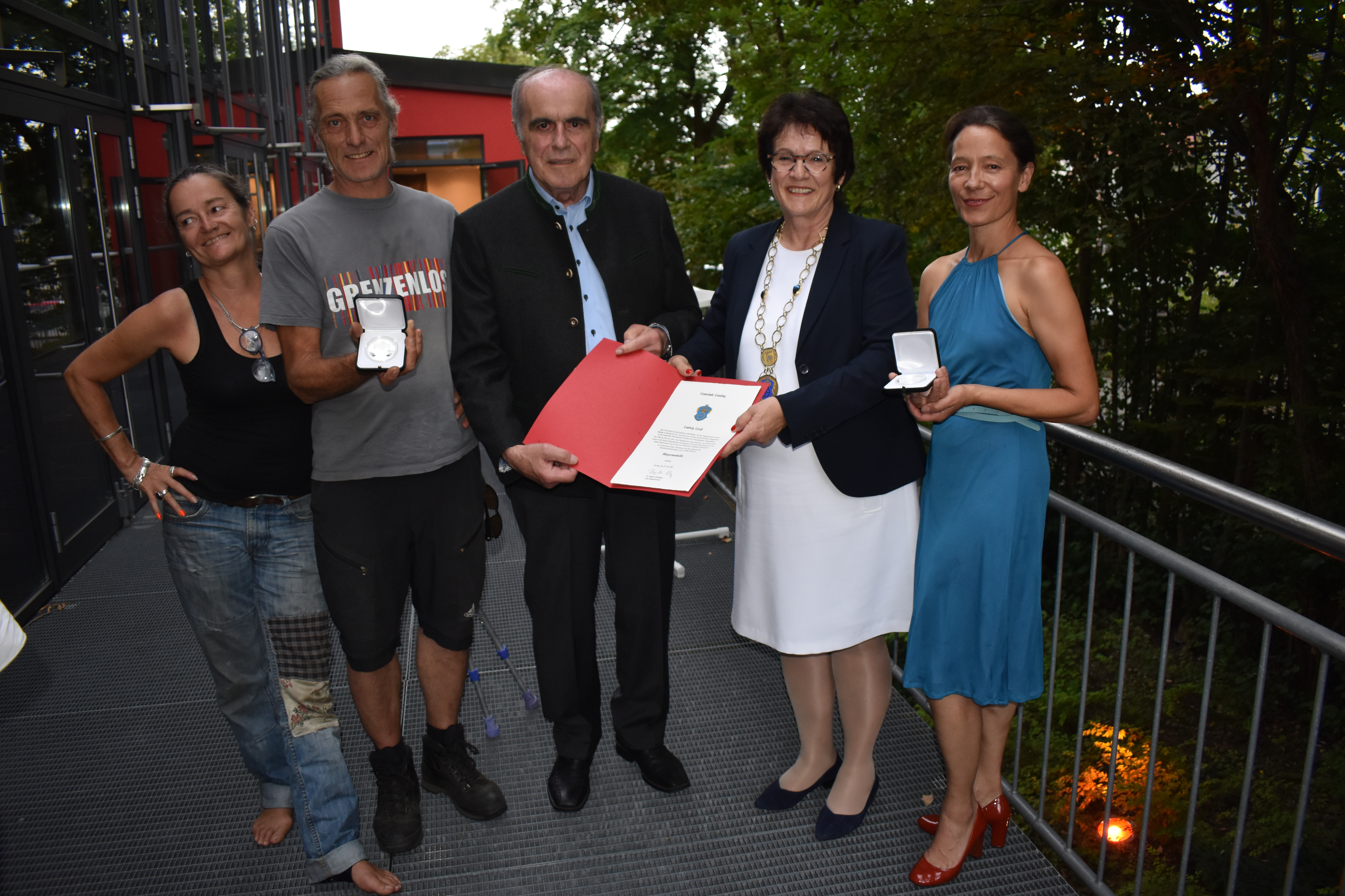 Foto der Ersten Bürgermeisterin zusammen mit den Preisträgern